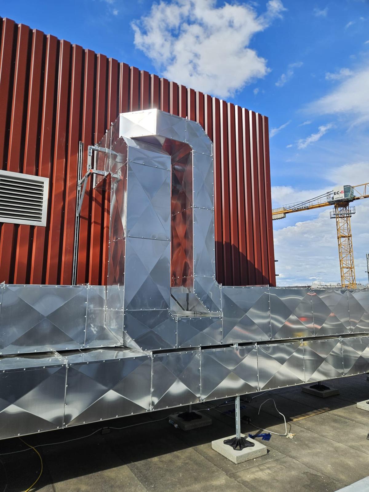Canal vertical de ventilație termoizolat, cu manta din tablă de aluminiu rezistentă la intemperii și piese fasonate executate curat